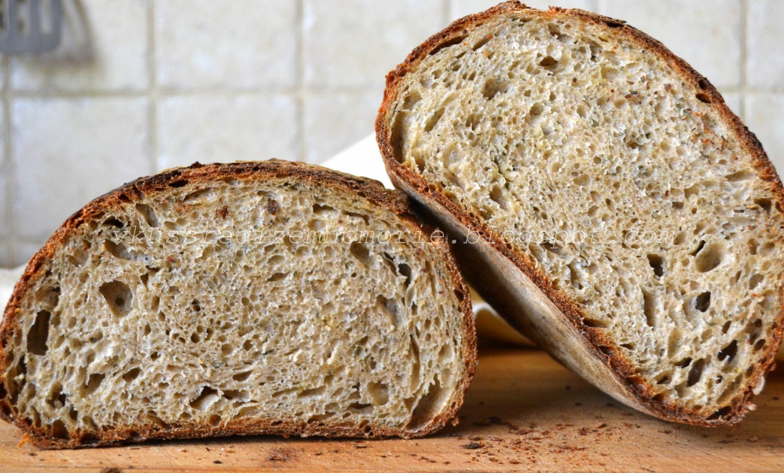 Хлеб пшеничный цельнозерновой. Хлеб с орегано. Отруби для выпечки хлеба. Пшеничный хлеб на закваске.