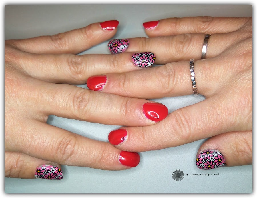 Manicura con estampado de colores