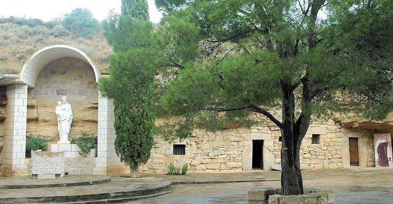 Numa cova em Aitona, Espanha, o Beato montou sua ermida perseguido pelo ódio anticlerical. Numa cova em Aitona, Espanha, o Beato montou sua ermida perseguido pelo ódio anticlerical.