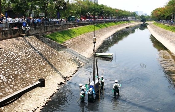 Hà Nội xả nước cuốn trôi toàn bộ kết quả thí nghiệm của chuyên gia Nhật ở sông Tô Lịch