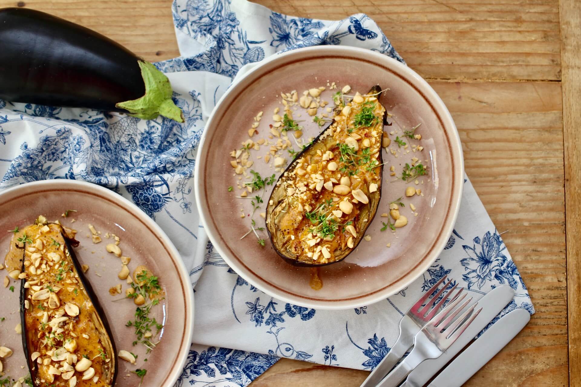 HOME OF HAPPY: GEBACKENE AUBERGINE MIT ERDNUSS-SAUCE