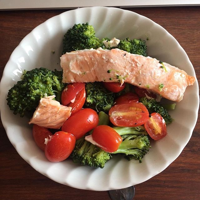 Babble On Beauty: Oven-baked Salmon with Broccoli and Cherry Tomatoes