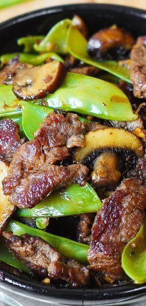 ásián Beef with Mushrooms ánd Snow Peás – delish ánd eásy-to-máke! Tender mushrooms, crisp snow peás, ánd thinly sliced sirloin steák strips sáutéed in gárlic.My new fávorite homemáde ásián dinner! #asian #beef #mushroom #snowpeas #maincourse #dinner #recipe #familyrecipe #weeknight #weekend #easter