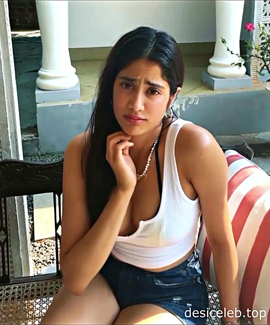 Janhvi Kapoor Cleavage,Janhvi Kapoor deep cleavage, Janhvi Kapoor boobs, Janhvi Kapoor in vacation, Janhvi Kapoor sexy stills