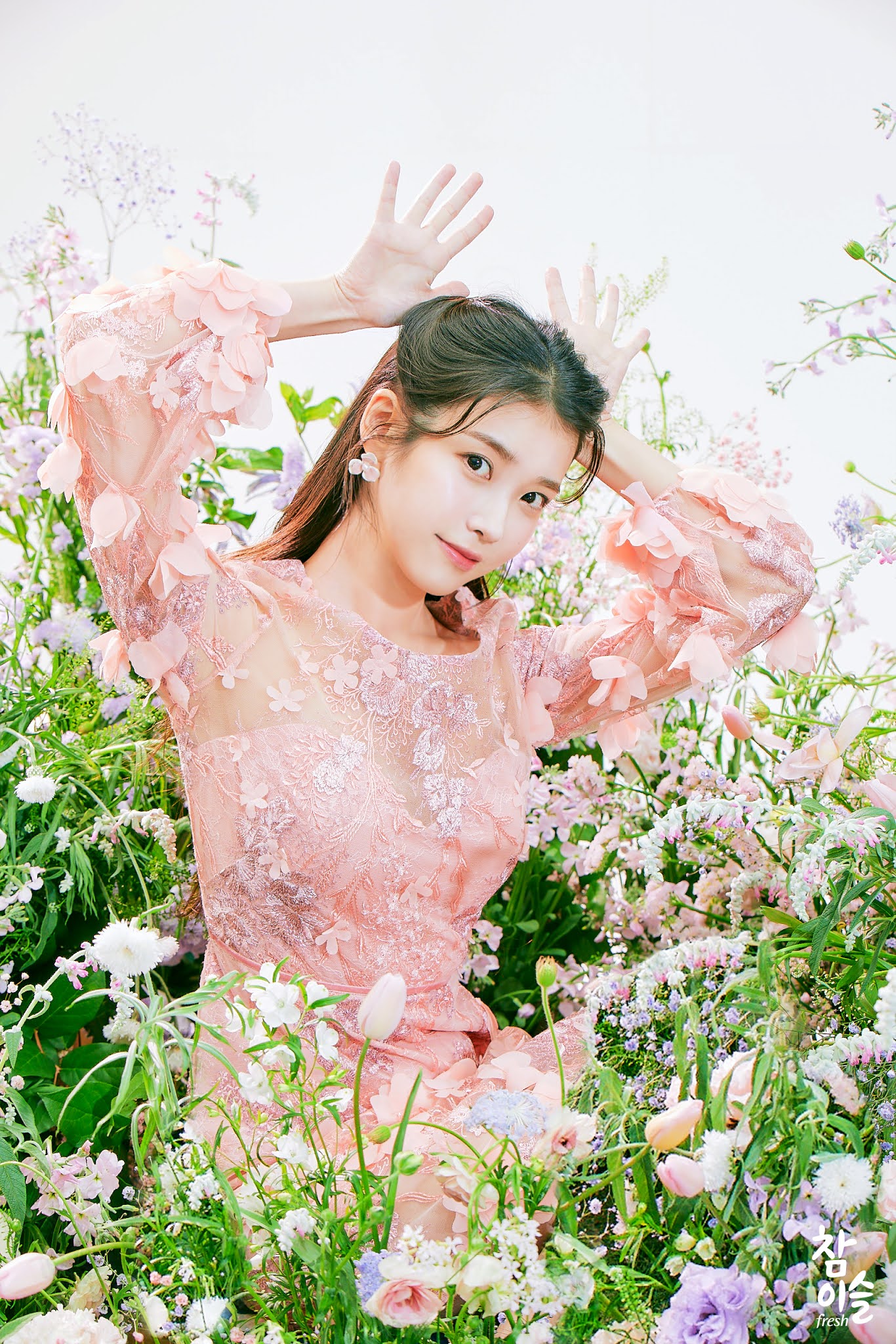 참이슬이 아이유 생일기념 공개한 미공개컷 - 꾸르