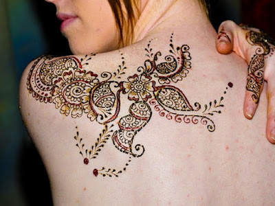 Tato henna biasanya terdiri dari beberapa sentuhan bentuk bunga.