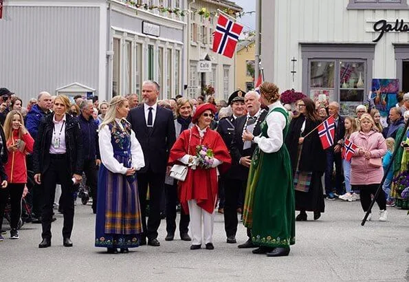 Queen Sonja attended the opening of the rock stairs called Helgelandstrappa. The staircase is made by sherpa from Nepal