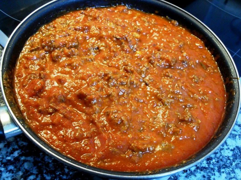 Sofrito de carne de ternera con tomate y cebolla.