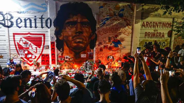 Sang Legenda Dunia Sepak Bola "Diego Maradona" Meninggal Dunia