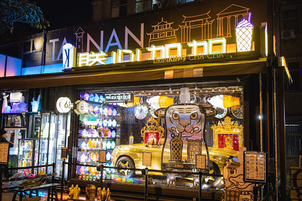 台南最潮飲品『朕心加加』新開幕,超帥氣跑車與『雷神之鎚』都在這! 台南最潮飲品『朕心加加』新開幕,超帥氣跑車與『雷神之鎚』都在這!