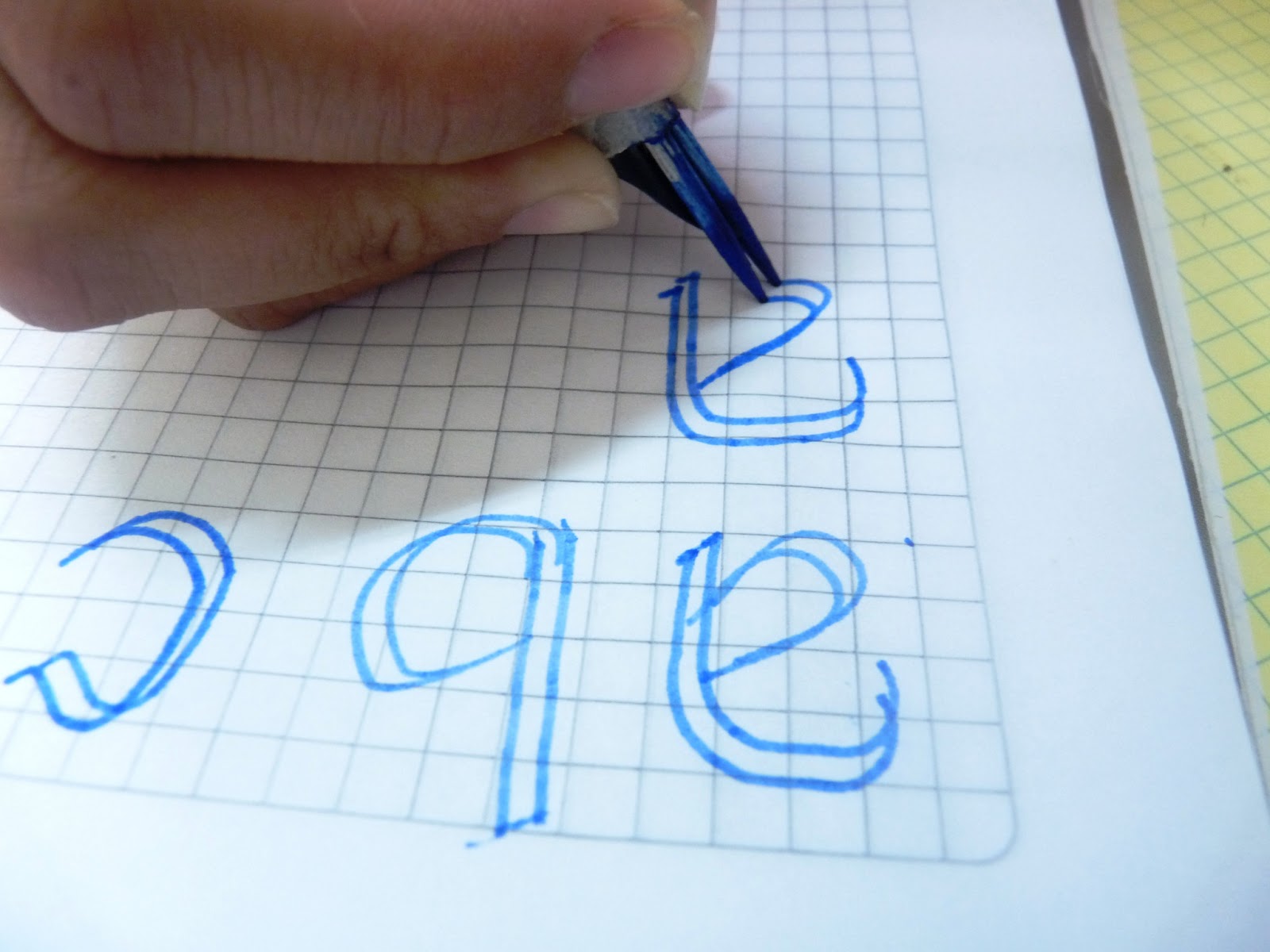 caligrafia, arte y diseño: Decoración de letras góticas esqueléticas