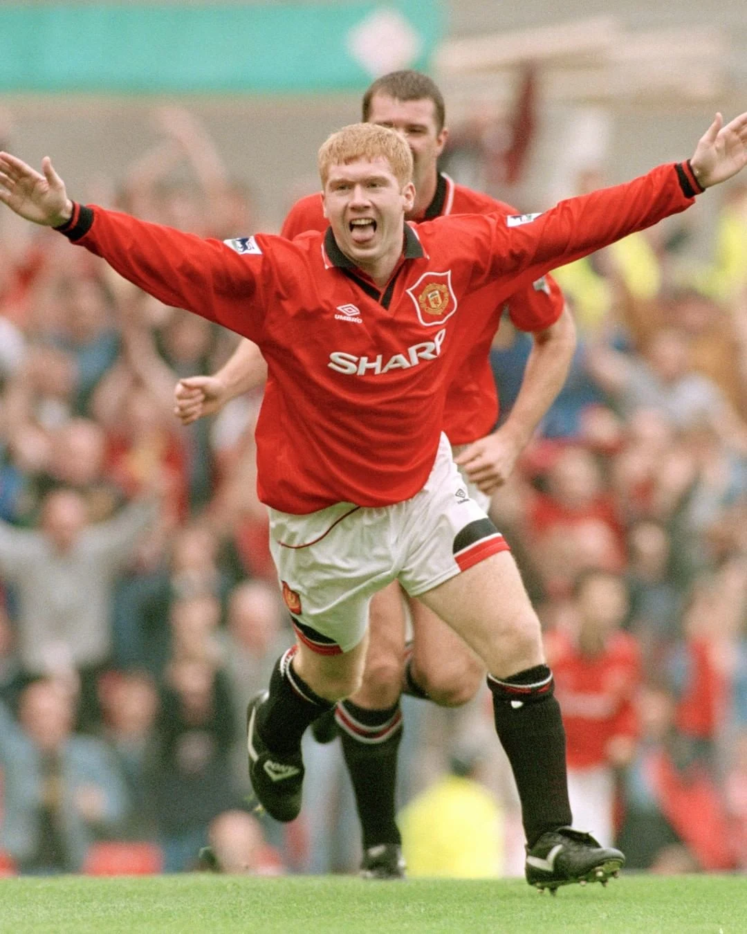 Paul Scholes celebrates after scoring for Manchester United