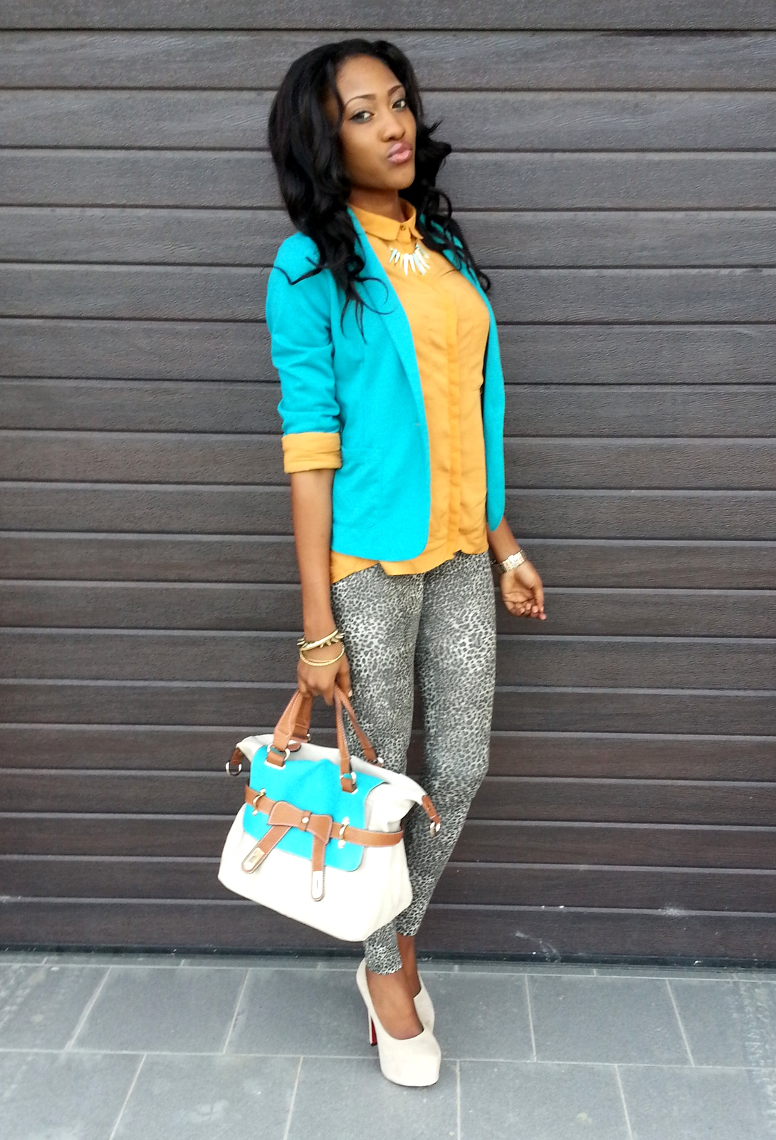 what color shirt to wear with blue leggings on it's neck