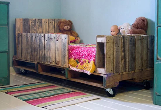 Desain tempat tidur unik dari kayu pallet bekas