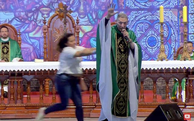 Mulher empurra padre Marcelo Rossi de palco durante missa; veja o vídeo