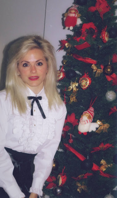 Alejandra Colomera con camisa blanca con blondas, falda tubo negra y lacito de raso en el cuello