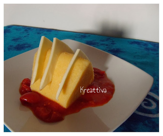 polenta con fettine di formaggio e pomodoro