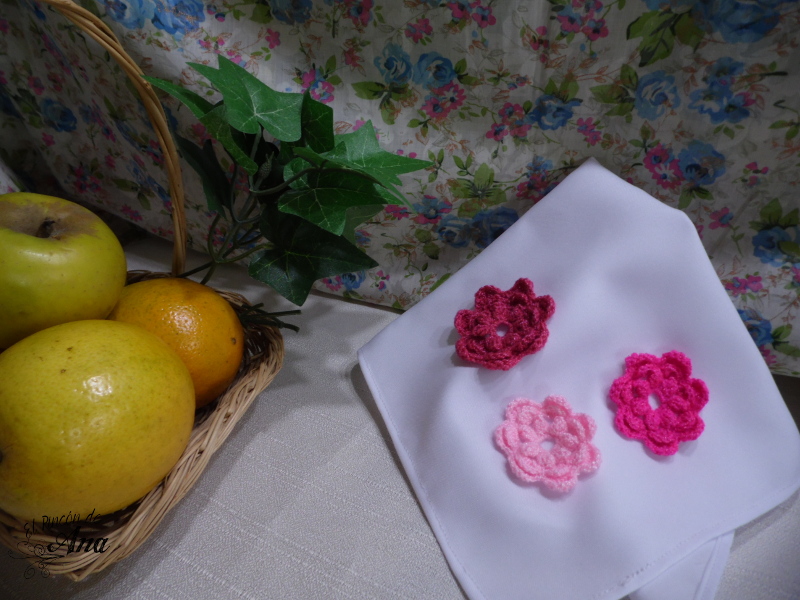 Servilleta con flores tejidas