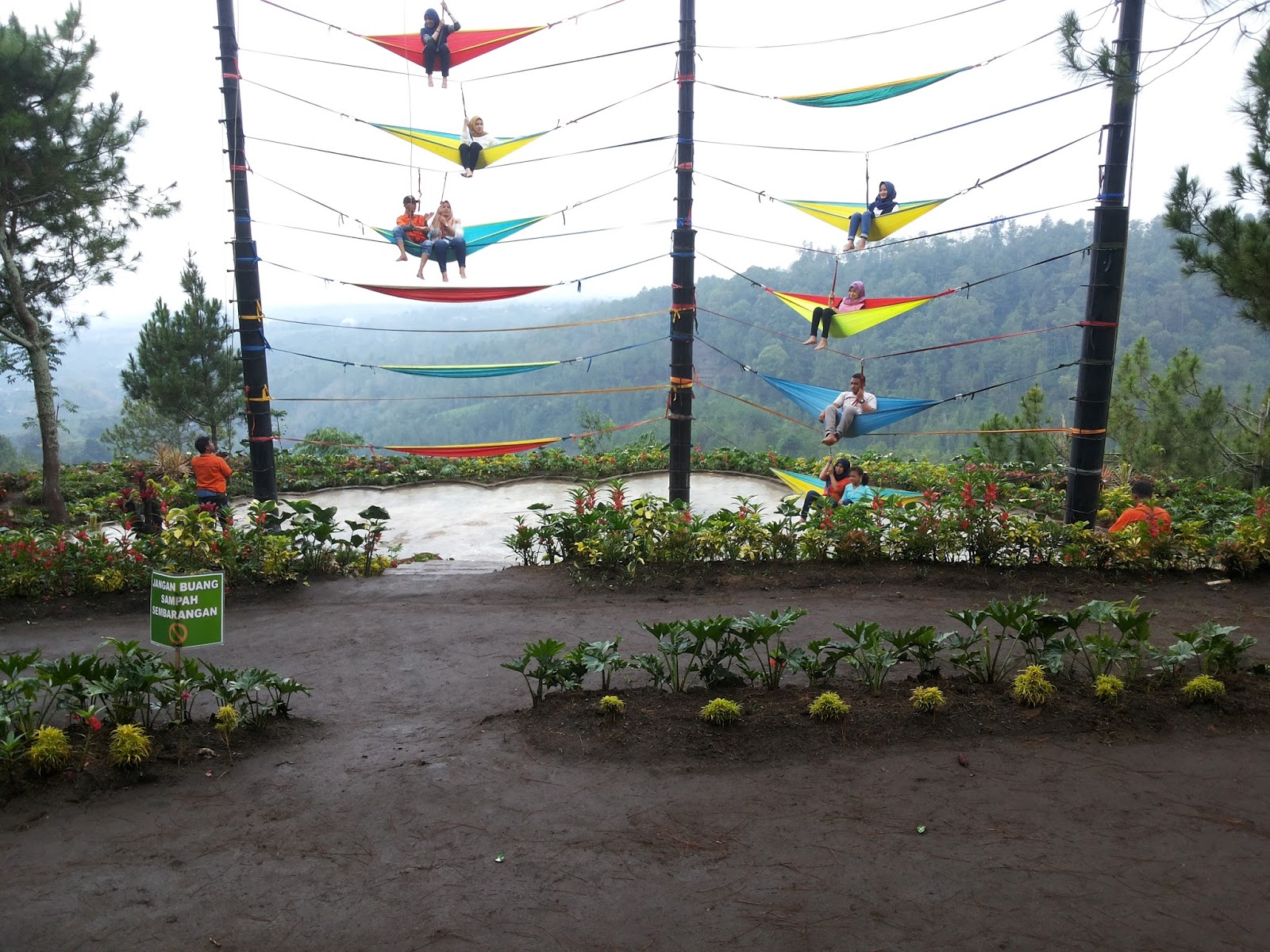 Reni Dwi Astuti: EKSOTISME BATU FLOWER GARDEN DI WANA WISATA COBAN RAIS