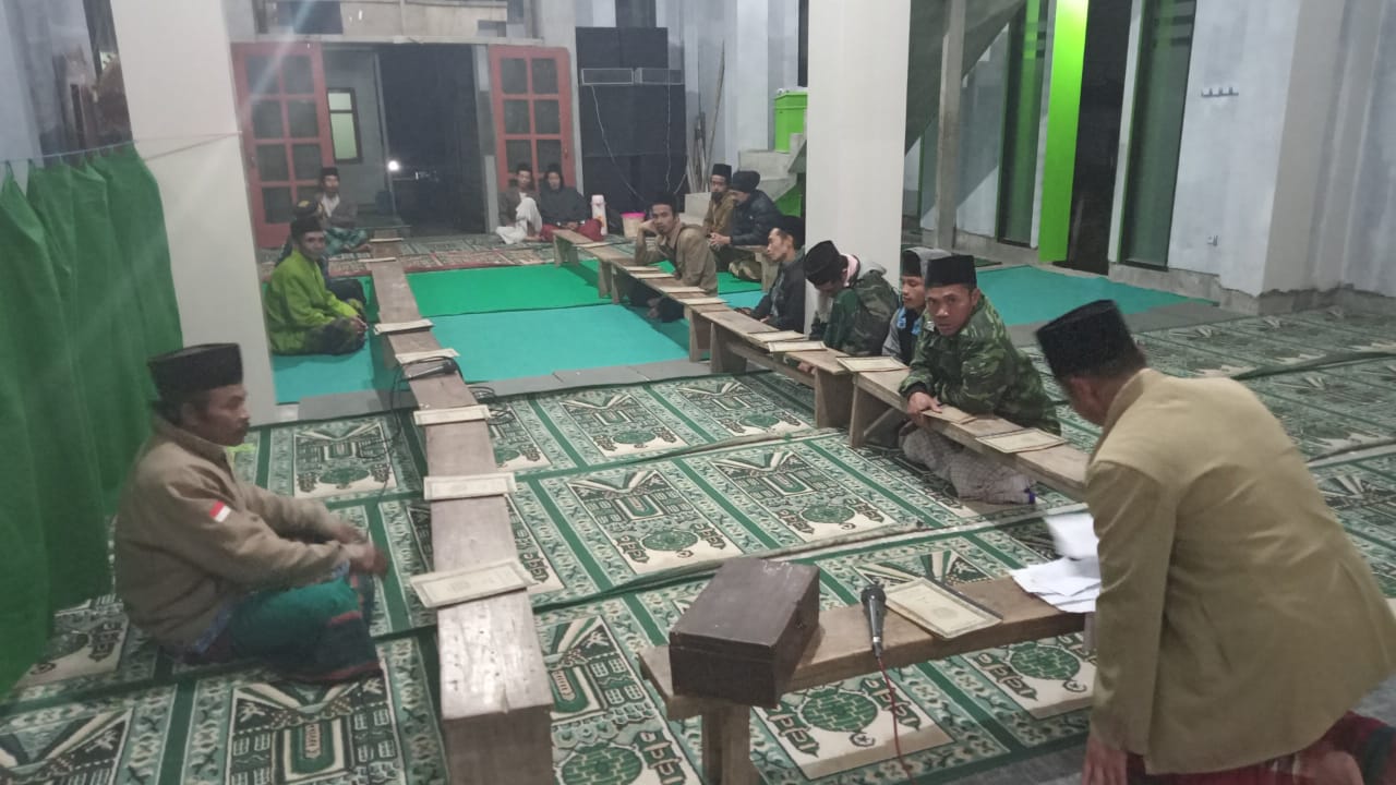 Kegiatan Tadarus Al-Qur'an di Masjid Al-Mujahidin Deroduwur