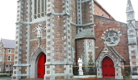 St. John's church, kirkko, katolinen kirkko, tralee, punaiset ovet