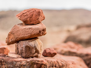 Piedras: grit, gravel, pebble, scree, stone, rock, boulder