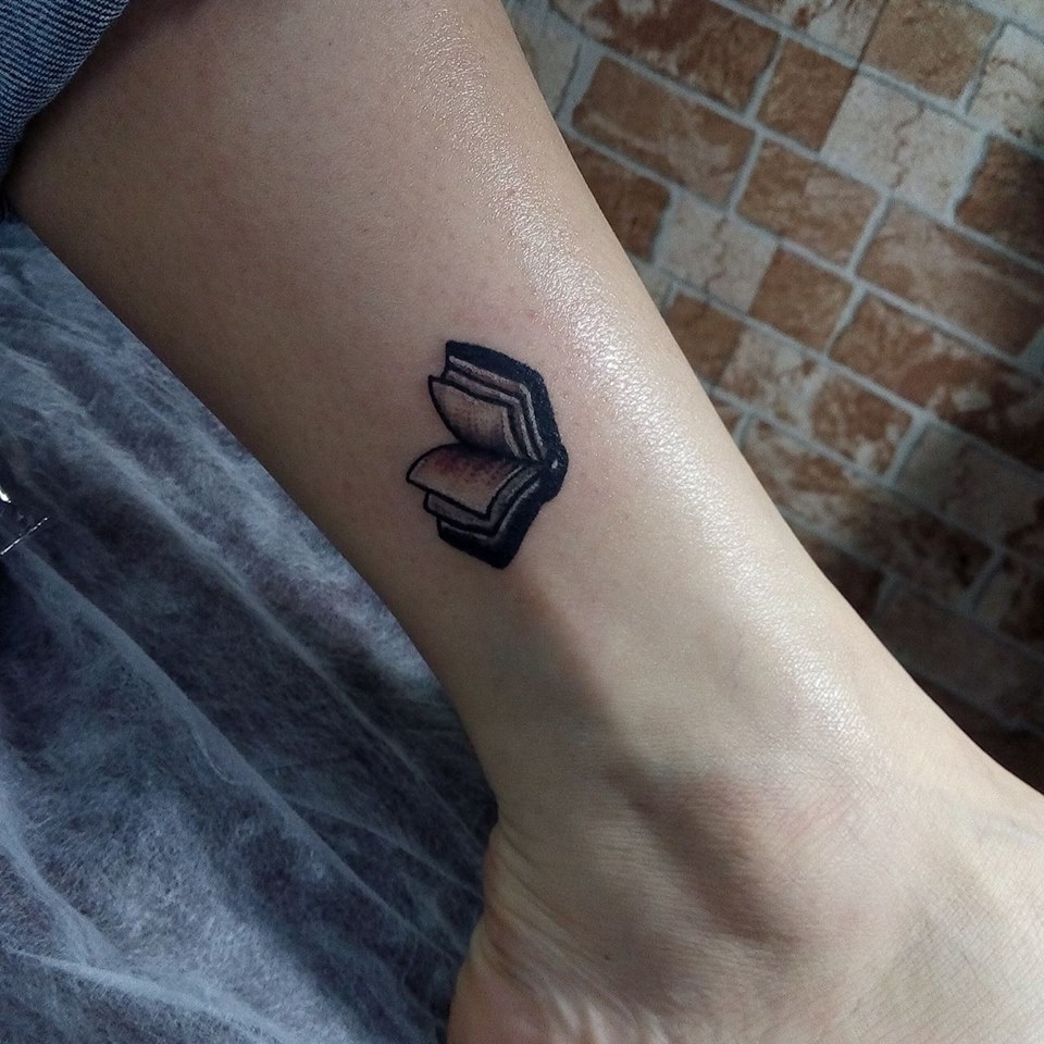 Kitap Bilek Dovmeleri Bayan Book Wrist Tattoos For Women Bilek Dovmeleri Dovme Dovme Tasarimlari