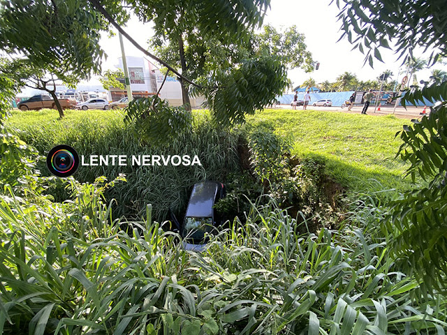 Médica perde controle da direção e cai com carro em córrego na Avenida Jorge Teixeira – VÍDEO