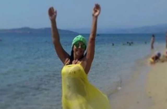 Άντζελα Δημητρίου: Με κίτρινο μπικίνι στην παραλία, λίγες ημέρες πριν έρθει στη Χαλκίδα (ΦΩΤΟ)