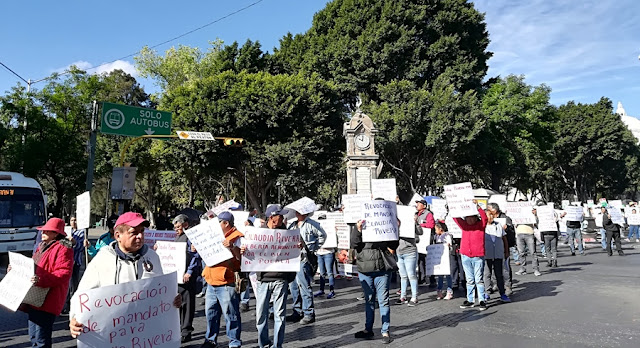 Mediante marcha, ciudadanos exigen la revocación de mandato de Claudia Rivera
