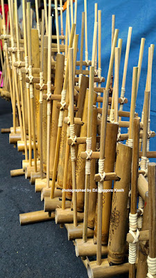 Angklung sebagai alat musik tradisional. Angklung sebagai alat musik tradisional.