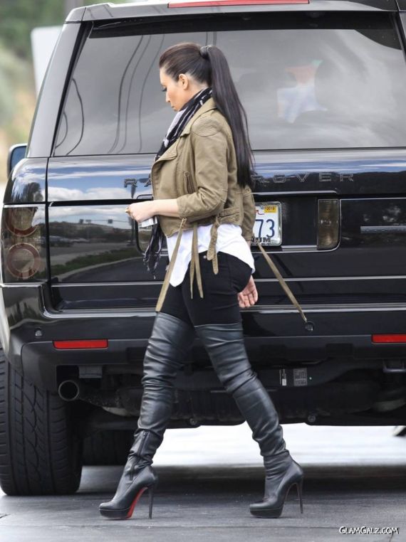 Supermodel Miss Kardashian at Gas Station | News Lifestyle Stories