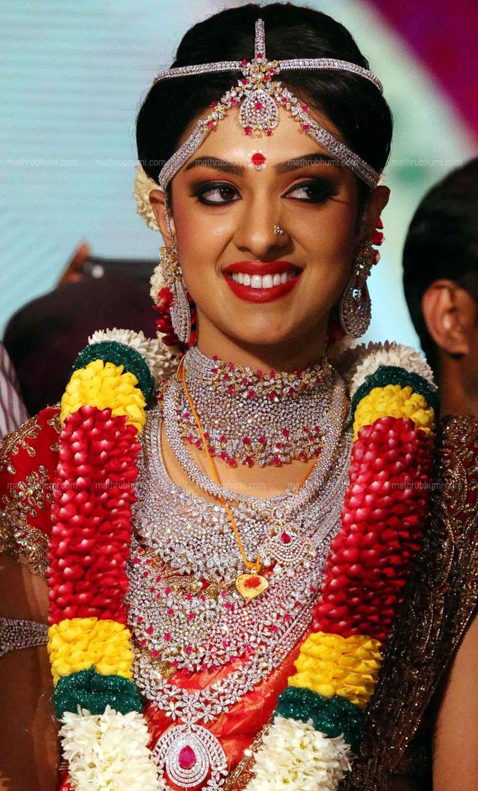 LATEST INDIAN WEDDING SILK SAREE,JEWELLERY,WEDDING HAIR STYLE: KERALA  BUSINESSMAN RAVI PILLAI'SDAUGHTER ARATHI WEDDING PHOTOS