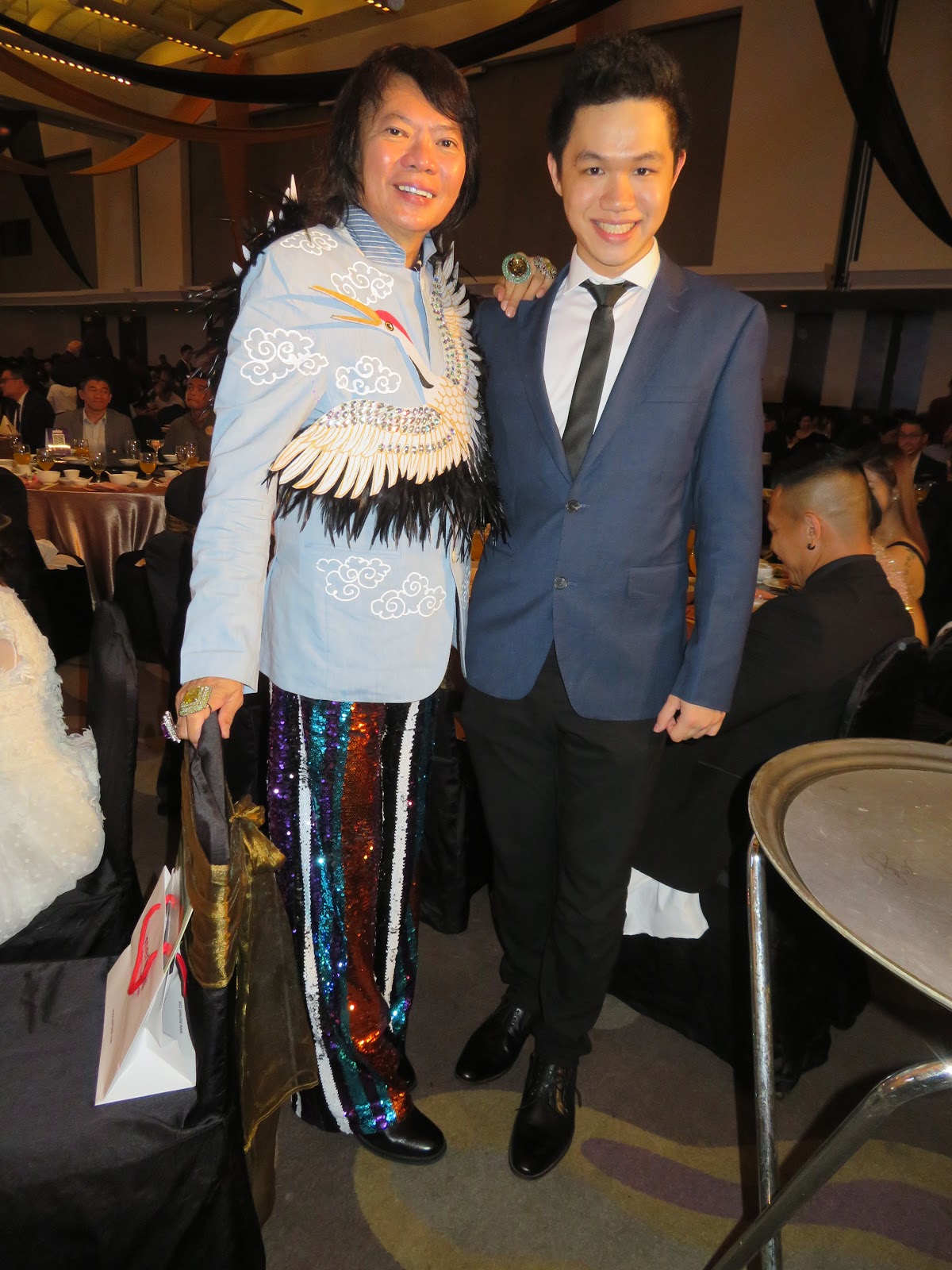 Kee Hua Chee Live! DR JANSON ANG, FOUNDER OF THE GIVING BANK, AWARDED TROPHIES TO CHARITABLE