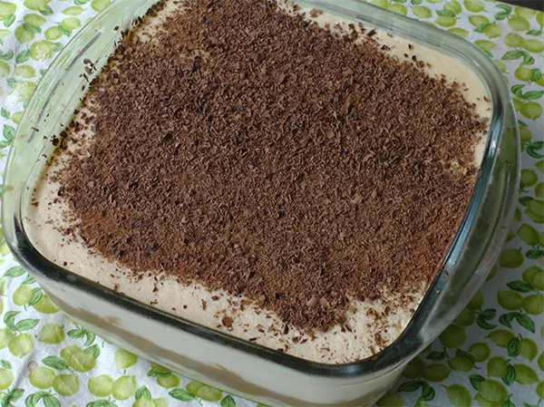 Travessa de pavê de Natal com creme cremoso e raspas de chocolate
