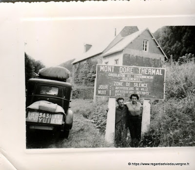 Photo de famille NB panneaux de villes, Le Mont-Dore. Photo de famille NB panneaux de villes, Le Mont-Dore.