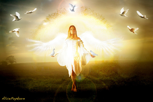 Imagen surrealista de una mujer rodeada de palomas en un halo de luz.