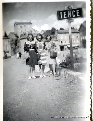 Photo de famille NB panneaux de villes : Tence, Haute-Loire. Photo de famille NB panneaux de villes : Tence, Haute-Loire.