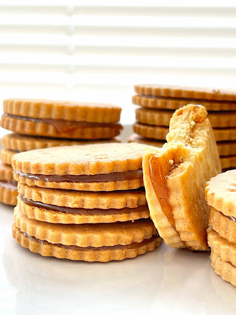 Biscuits fourrés au caramel salé