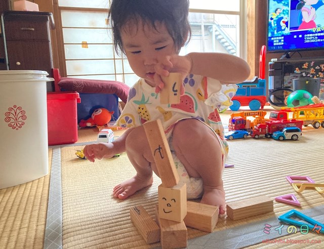 1歳6ヶ月健診に向けて積み木練習中