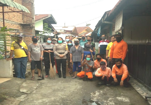 Antisipasi Banjir, Warga Lingkungan 11 Sitirejo 1 Gotong-Royong Bersihkan Drainase