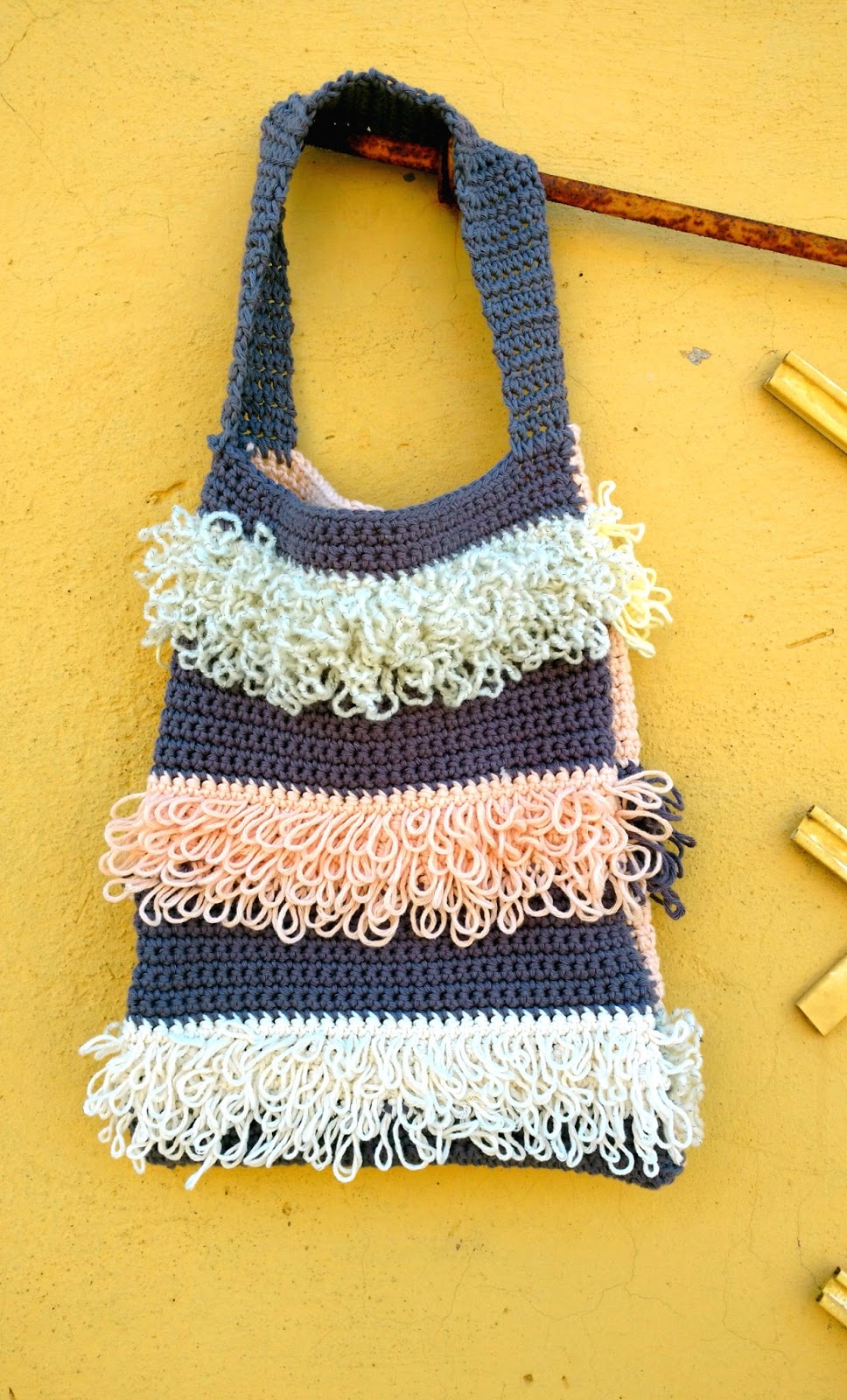 Crochet shoulder bag in loop stitch