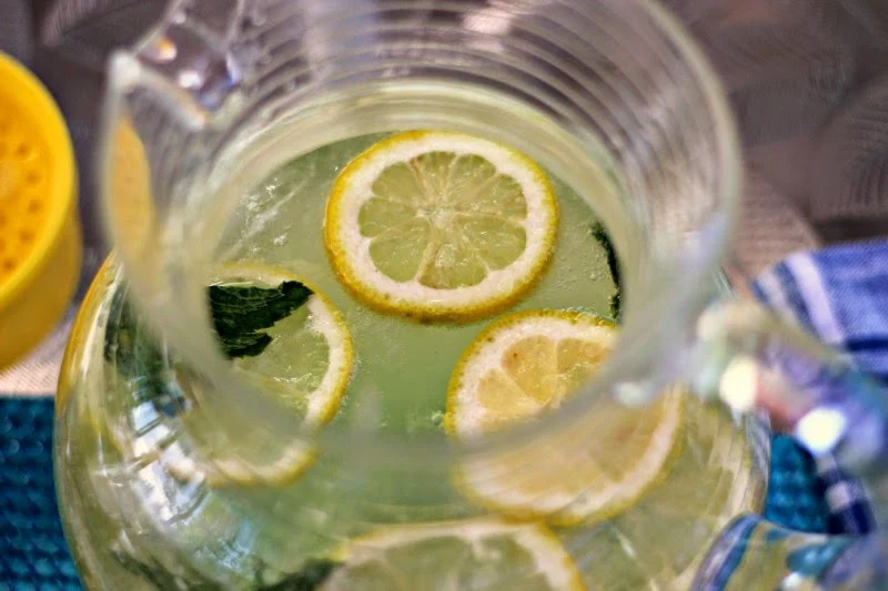 Sparkling Mint Lemonade: Refreshing and not too sweet!  #drinks #lemonade