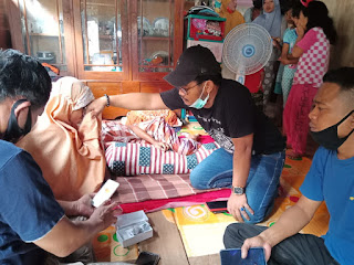 Terharu, Eko Wahyudi Berikan Bantuan HP Kepada Bocah yang Rawat Ibunya Seorang Diri 