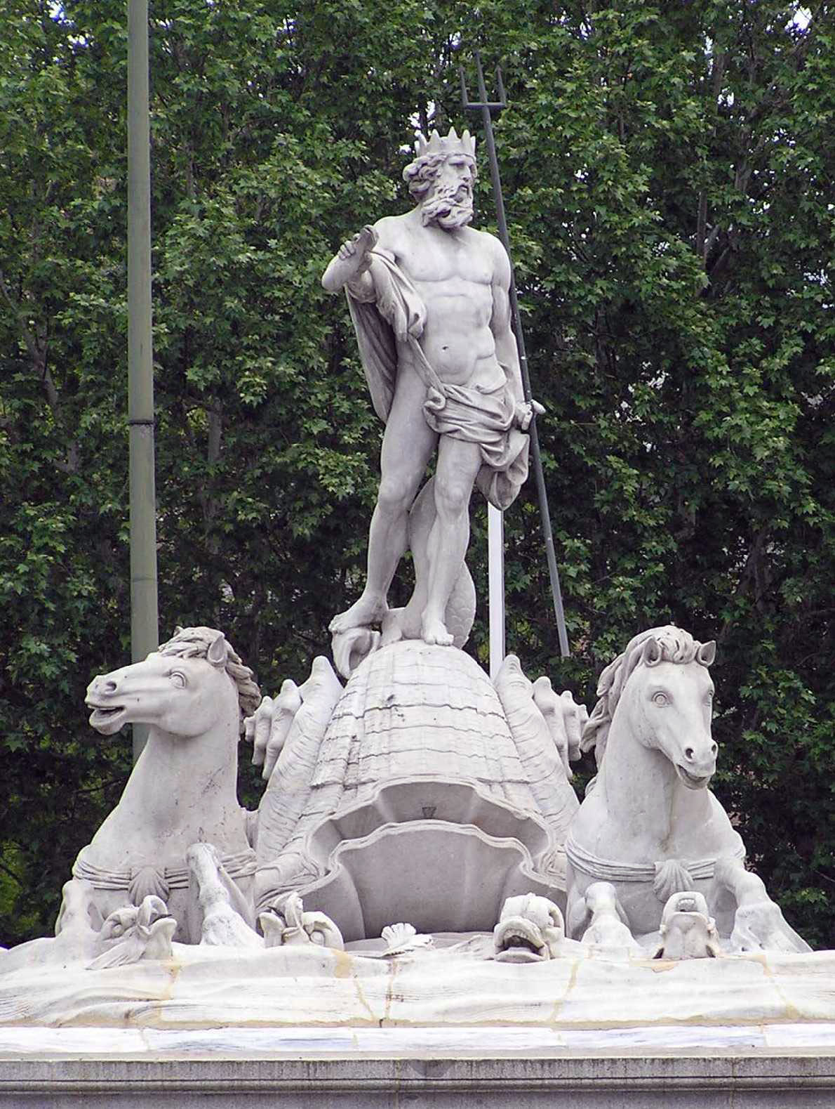 Нептуно. Богиня со львом скульптура. Античная скульптура в Мадриде. Ардвисура Анахита скульптура. Neptuno.