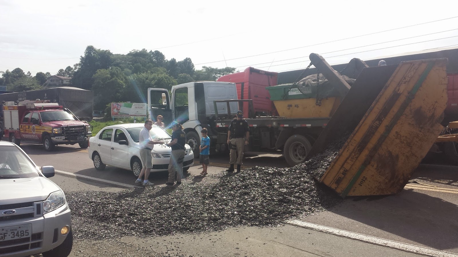BLOG DO CAMPE CARGA DE CAMINHAO SOLTA E ATINGE VEÍCULO NA BR470