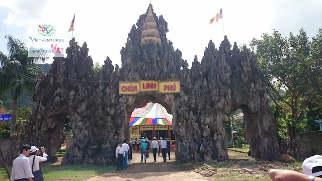 Cổng chùa Linh Phú