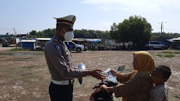 Satlantas Polres Indramayu Bagikan Masker di Pintu Masuk Objek Wisata Karangsong