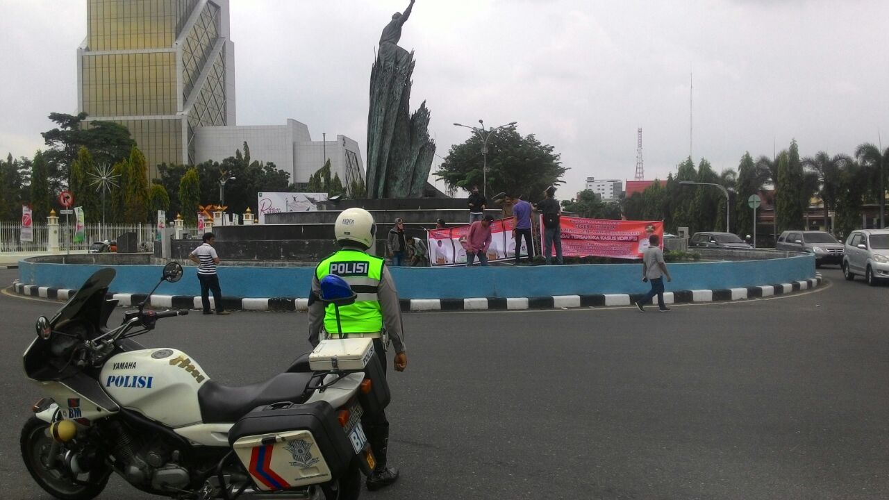 Personel Satlantas melaksanakan pengamanan unjuk rasa.