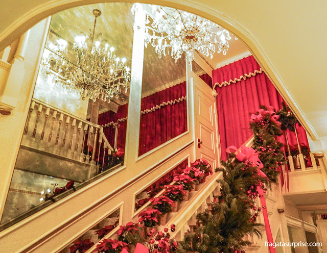 Escadaria de Graceland, a casa de Elvis Presley